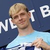 MU Terus Rampingkan Skuad, Resmi Pinjamkan Gelandang Muda Ini ke West Brom