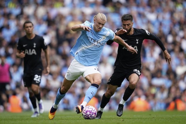 Penyerang Manchester City Penyerang Manchester City, Erling Haaland berebut bola dengan gelandang Tottenham, Rodrigo Bentancur di pekan kedua Liga Inggris di Etihad. (c) AP Photo