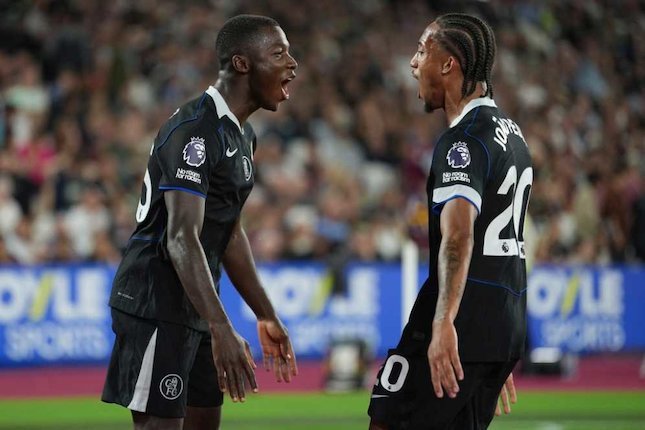 Chelsea Naik ke Puncak Chelsea Naik ke Puncak