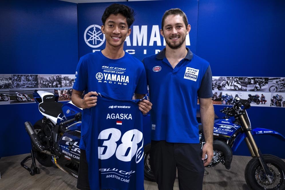 Arai Agaska Tiba di Valencia untuk Yamaha BLU CRU Master Camp 2025, Disambut Miguel Oliveira dan Remy Gardner Arai Agaska Tiba di Valencia untuk Yamaha BLU CRU Master Camp 2025, Disambut Miguel Oliveira dan Remy Gardner