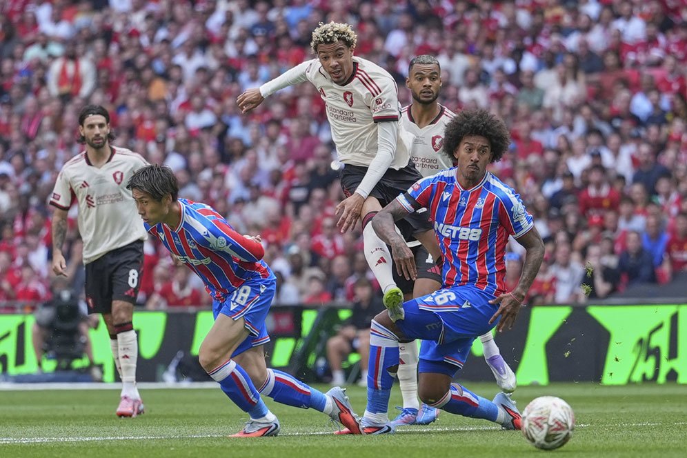 3 Sorotan Liverpool vs Crystal Palace: Gol Cepat Hugo Ekitike, Bocornya Lini Belakang, dan Keperkasaan Henderson