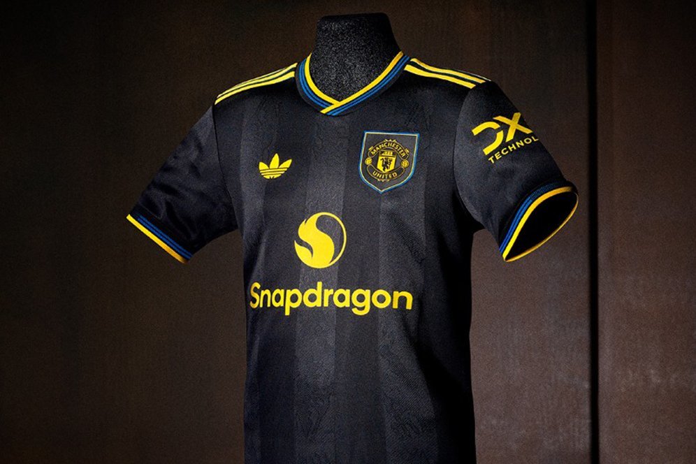 MU Hidupkan Kembali Warisan 'Kung Fu' Eric Cantona Lewat Jersey Ketiga Musim 2025/2026
