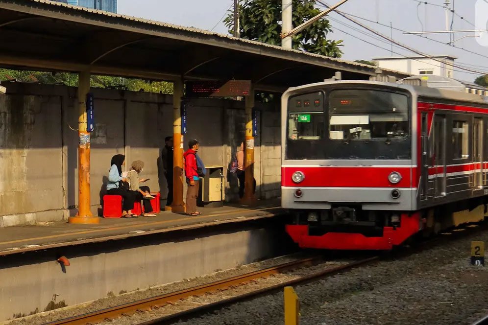 KRL Bogor-Jakarta Alami Gangguan, KAI Minta Maaf ke Masyarakat