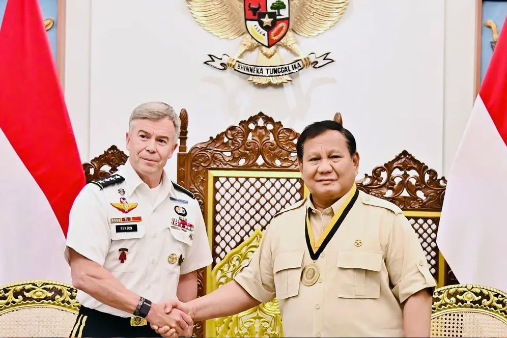 Komando Operasi Khusus AS Berikan Medali Kehormatan untuk Presiden Prabowo Komando Operasi Khusus AS Berikan Medali Kehormatan untuk Presiden Prabowo