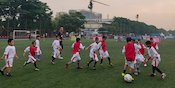 Joey Pelupessy Bagi Ilmu ke Anak-Anak Usai Tugas Negara dengan Timnas Indonesia di FIFA Matchday Joey Pelupessy Bagi Ilmu ke Anak-Anak Usai Tugas Negara dengan Timnas Indonesia di FIFA Matchday