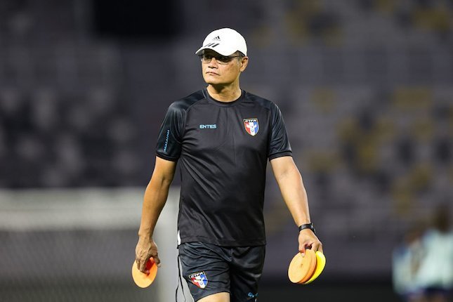 Dominasi Huang Che-Ming di Taipower Pelatih Timnas Chinese Taipei, Huang Che-ming, memimpin sesi latihan timnya jelang lawan Timnas Indonesia, Kamis (4/9/2025). (c) Bola.net/Abdul Aziz