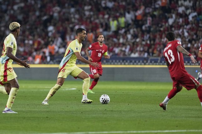 Head to Head Spanyol vs Turki Aksi Mikel Merino di laga Turki vs Spanyol, Senin (08/09/2025). (c) AP Photo/Khalil Hamra