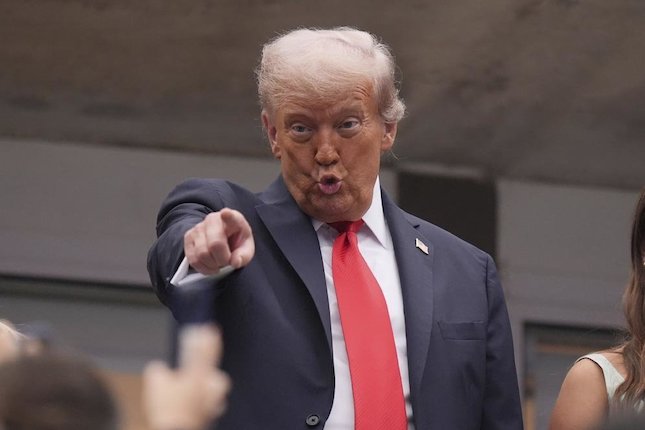 Kehadiran Trump Sebabkan Laga Tertunda