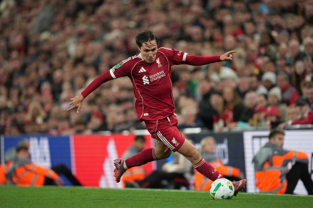 Arne Slot Lempar Pujian untuk Chiesa dan Komentari Gol Perdana Isak untuk Liverpool
