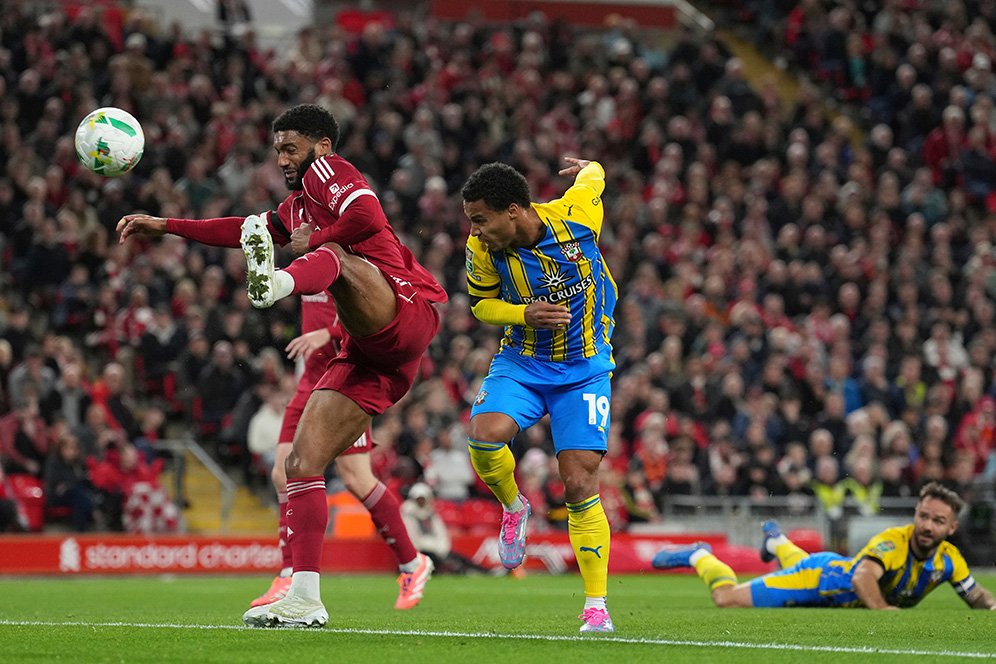 Joe Gomez Jadi Target AC Milan, Liverpool Terancam Krisis Bek Tengah