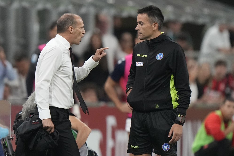 Amukan Massimiliano Allegri pada Wasit: Dapat Kartu Merah, Lalu Berkelakar Soal Jaketnya Usai AC Milan Tekuk Bologna