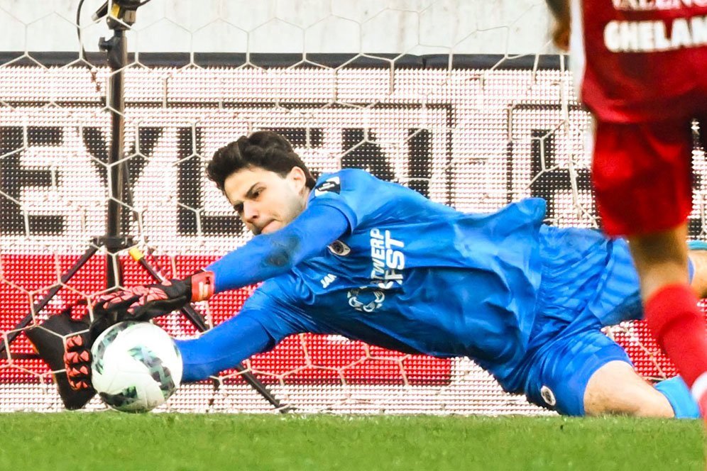 Statistik Senne Lammens: Kiper Baru Manchester United yang Musim Lalu Kebobolan 52 di Liga Belgia Statistik Senne Lammens: Kiper Baru Manchester United yang Musim Lalu Kebobolan 52 di Liga Belgia