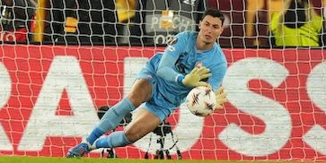 Kiper Lille Berke Ozer Ciptakan Sejarah: Gagalkan 3 Penalti Beruntun AS Roma di Olimpico Kiper Lille Berke Ozer Ciptakan Sejarah: Gagalkan 3 Penalti Beruntun AS Roma di Olimpico