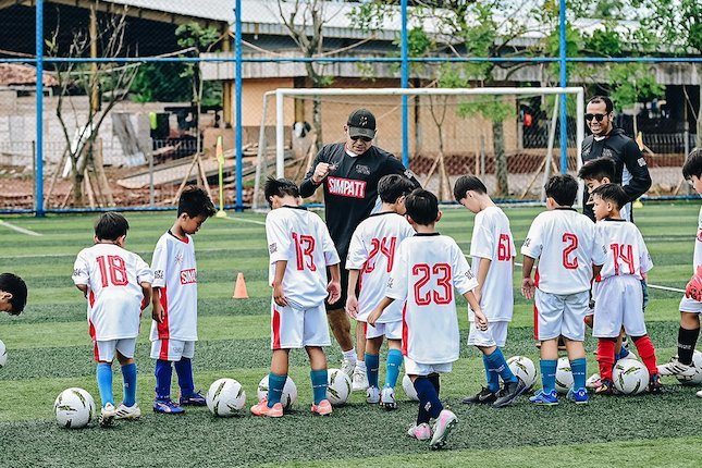 Disiplin dan Kerja Keras Cristian Gonzales hadir di program pelatihan sepak bola Class of Stars 2025 (c)  Offside Corp