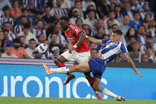Head to Head dan Performa Pemain Porto, Jakub Kiwior, berusaha merebut bola dari pemain Benfica, Dodi Lukebakio (kiri), dalam pertandingan Liga Portugal. (c) AP Photo/Miguel Angelo Pereira