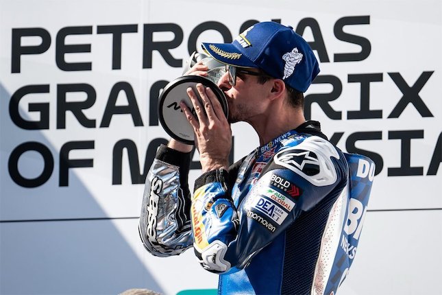 Bahagia Bisa Berbagi Kesuksesan dengan Keluarga Bahagia Bisa Berbagi Kesuksesan dengan Keluarga