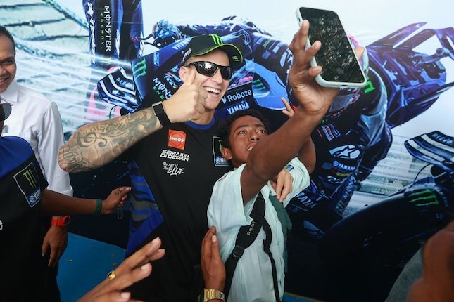 Para Siswa Antusias Sambut Fabio Quartararo dan Alex Rins