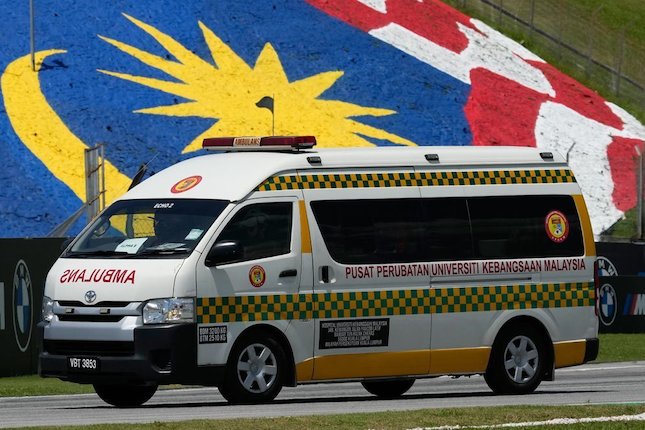 Balapan Ditunda Sampai Helikopter Medis Kembali ke Sirkuit Balapan Ditunda Sampai Helikopter Medis Kembali ke Sirkuit