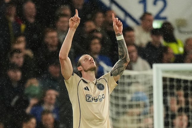 Prediksi Skor Wout Weghorst usai mencetak gol penalti dalam laga Liga Champions antara Chelsea vs Ajax, Kamis (23/10/2025). (c) AP Photo/Alastair Grant