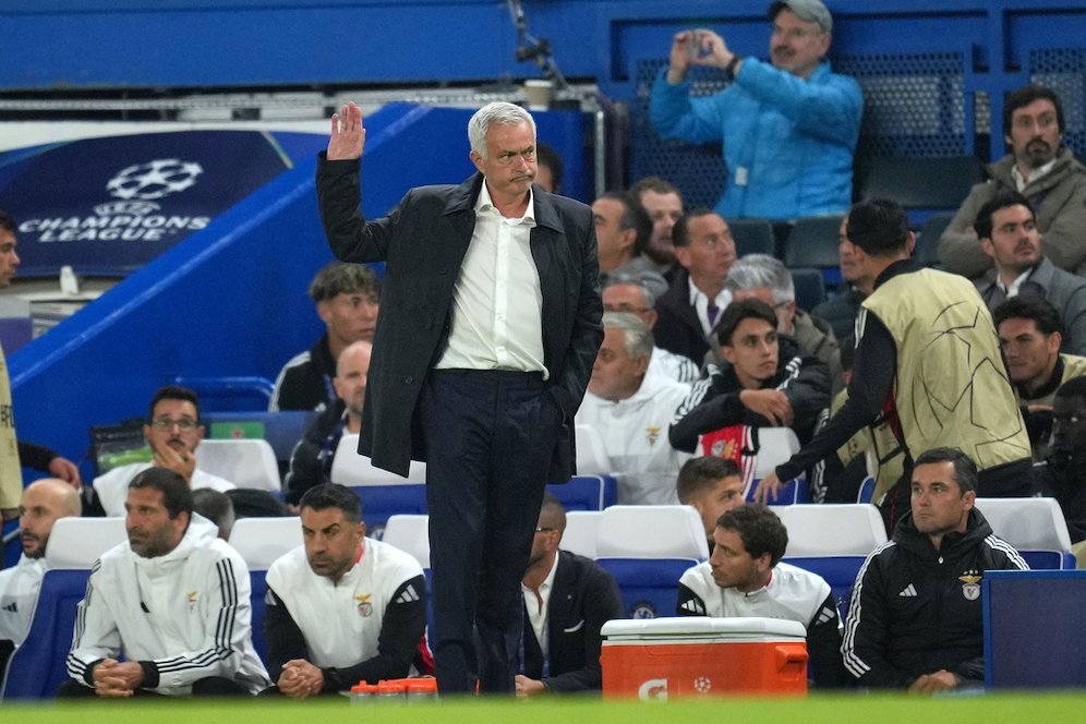 Respect! Momen Berkelas Jose Mourinho Saat Tenangkan Fans Benfica yang Serang Bintang Chelsea
