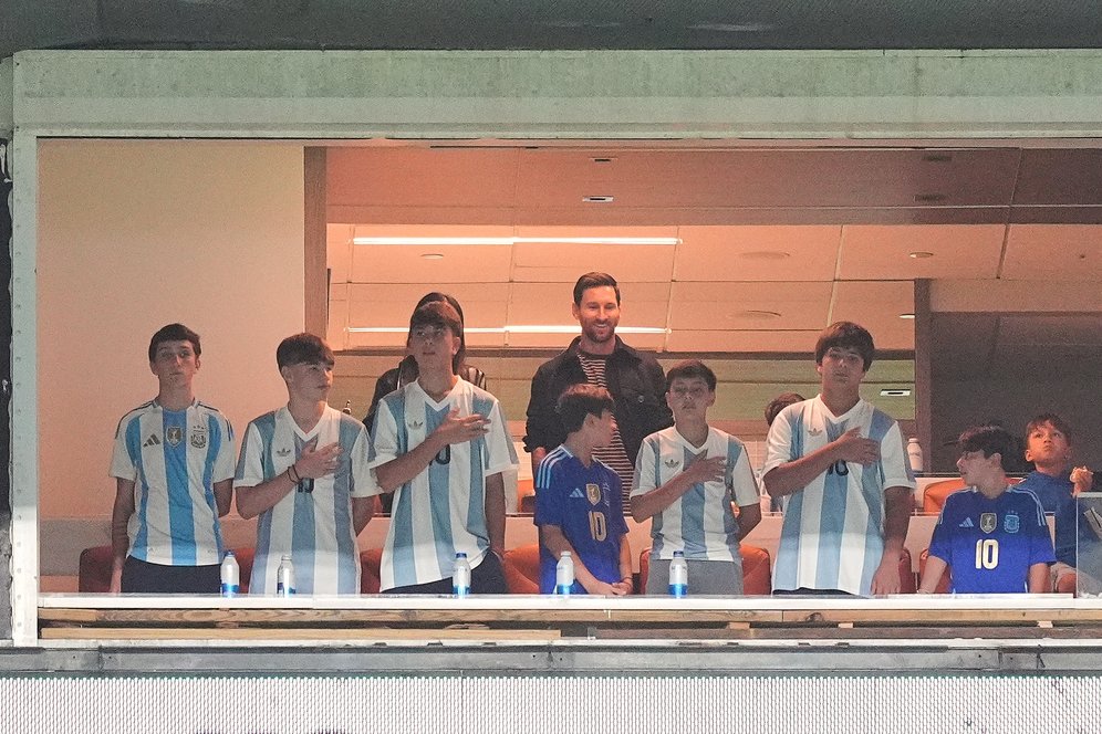 Mengapa Lionel Messi Tidak Bermain di Laga Argentina vs Venezuela? Scaloni Akhirnya Buka Suara Mengapa Lionel Messi Tidak Bermain di Laga Argentina vs Venezuela? Scaloni Akhirnya Buka Suara