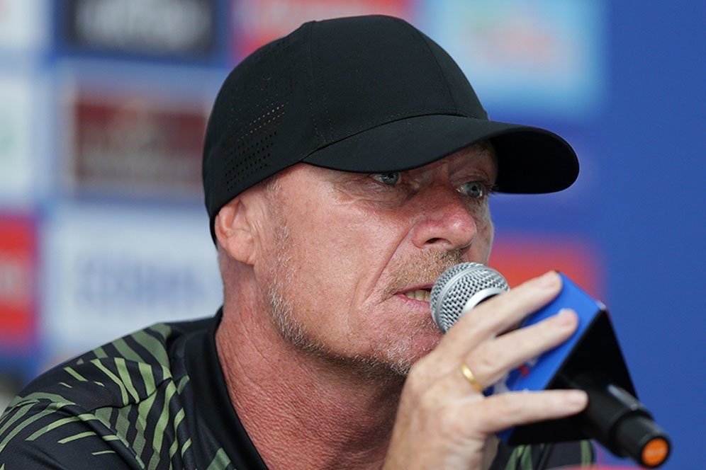 4 Pelatih yang Berpotensi Angkat Koper dari BRI Super League: Nasib Peter de Roo di Ujung Tanduk? 4 Pelatih yang Berpotensi Angkat Koper dari BRI Super League: Nasib Peter de Roo di Ujung Tanduk?