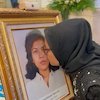 Tangis Adik Marsinah Pecah di Istana Negara, Cium Foto Sang Kakak Usai Ditetapkan Jadi Pahlawan Nasional