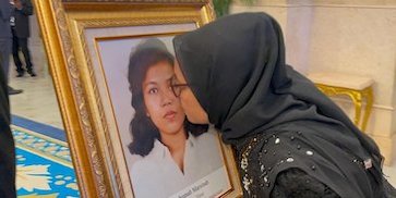 Tangis Adik Marsinah Pecah di Istana Negara, Cium Foto Sang Kakak Usai Ditetapkan Jadi Pahlawan Nasional