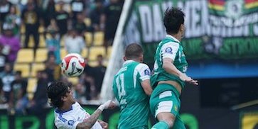 Hasil Persebaya Surabaya vs Arema FC: Gol Bunuh Diri dan Kartu Merah Warnai Derby Jatim