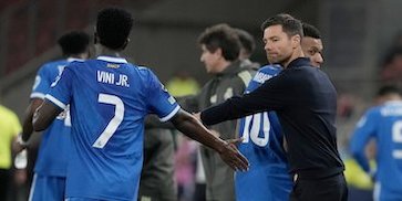 Pelukan yang Mengubah Narasi: Momen Indah Xabi Alonso dan Vinicius Junior Usai Real Madrid Bungkam Olympiacos 4-3 Pelukan yang Mengubah Narasi: Momen Indah Xabi Alonso dan Vinicius Junior Usai Real Madrid Bungkam Olympiacos 4-3