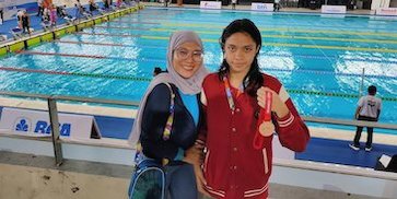 Air, Doa, dan Dukungan Ibu: Kisah Zevanya Nur Zainevy Peraih Medali Emas dan Perunggu Indonesia Open Aquatic Championships 2025 Air, Doa, dan Dukungan Ibu: Kisah Zevanya Nur Zainevy Peraih Medali Emas dan Perunggu Indonesia Open Aquatic Championships 2025