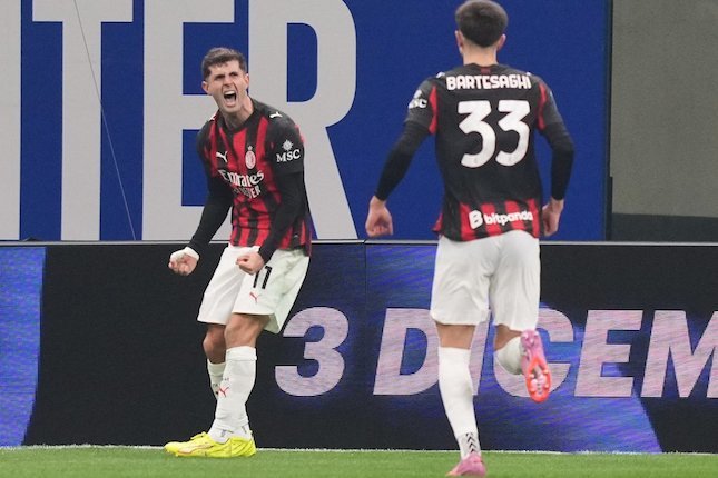 Rapor Pemain Depan Christian Pulisic merayakan golnya untuk AC Milan pada laga Serie A melawan Inter Milan di Milan, Italia, Minggu, 23 November 2025 (c) AP Photo/Antonio Calanni