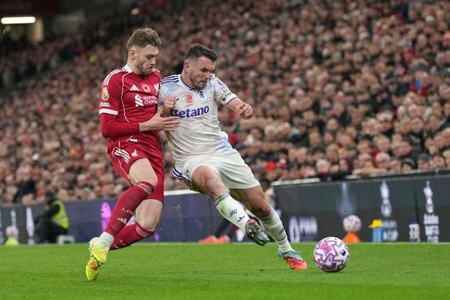 Susunan Pemain Pemain Liverpool Conor Bradley berebut bola dengan kapten Aston Villa John McGinn dalam laga Premier League di Anfield, Minggu, 2 November 2025. (c) AP Photo/Jon Super