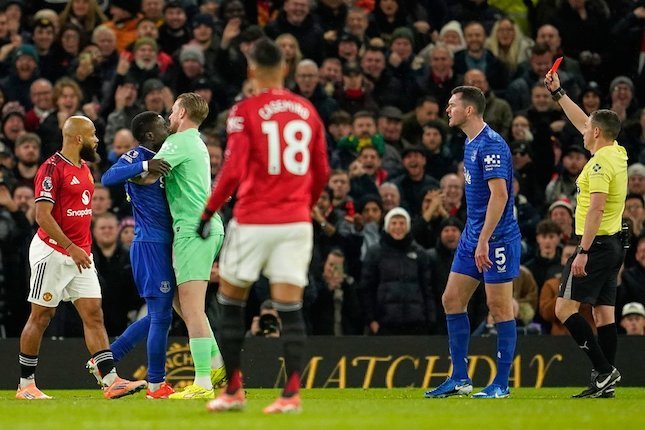 Gueye vs Keane: Perseteruan Tak Terduga yang Berbuah Kartu Merah