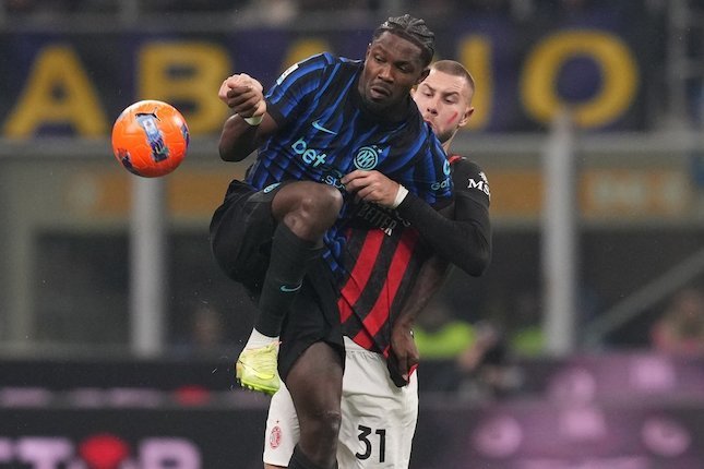 Rapor Pemain Belakang dan Kiper Penyerang Inter Milan, Marcus Thuram (depan), berebut bola dengan pemain AC Milan, Strahinja Pavlovic, dalam laga Serie A, Senin, 24 November 2025 (c) AP Photo/Antonio Calanni