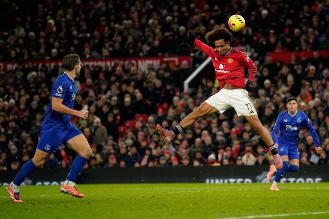 Joshua Zirkzee Gagal Manfaatkan Peluang Emas