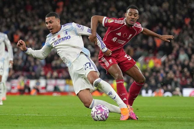Babak Kedua Pemain Aston Villa Morgan Rogers berebut bola dengan gelandang Liverpool Ryan Gravenberch, dalam laga Premier League di Anfield, Minggu, 2 November 2025. (c) AP Photo/Jon Super