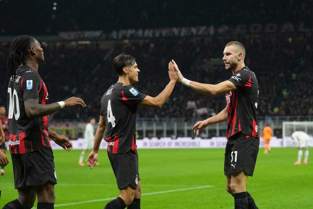 AC Milan Fokus Menambah Kekuatan di Jantung Pertahanan, Bukan Menguranginya AC Milan Fokus Menambah Kekuatan di Jantung Pertahanan, Bukan Menguranginya