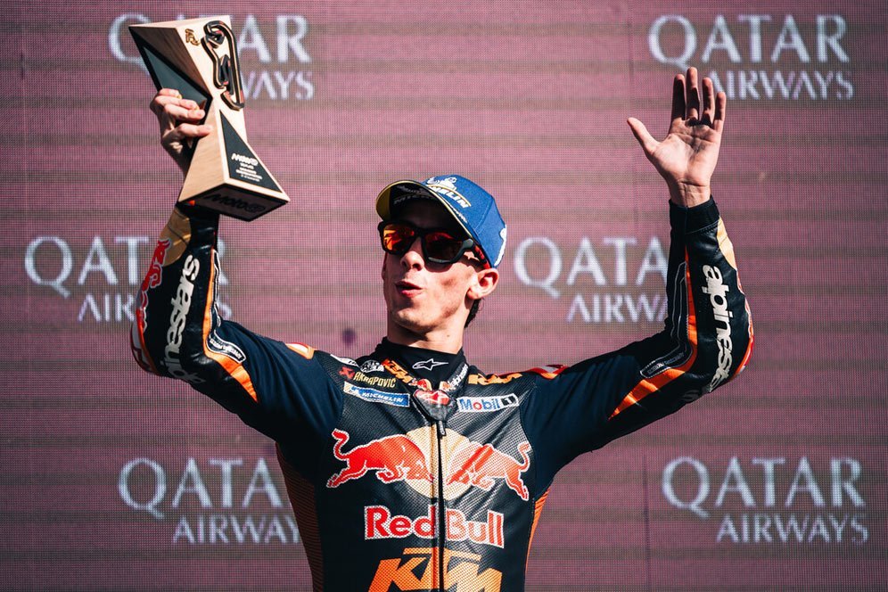 WhatsApp dari Dani Pedrosa Sukses Bantu Pedro Acosta Raih Podium Ganda di MotoGP Portugal 2025 WhatsApp dari Dani Pedrosa Sukses Bantu Pedro Acosta Raih Podium Ganda di MotoGP Portugal 2025
