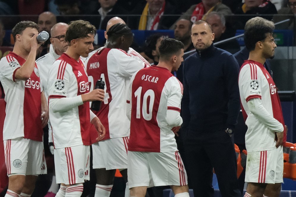 Ajax Amsterdam Terpuruk di Liga Champions: Selalu Kalah, Bobol 13 Kali, dan Baru Cetak Sebiji Gol Ajax Amsterdam Terpuruk di Liga Champions: Selalu Kalah, Bobol 13 Kali, dan Baru Cetak Sebiji Gol