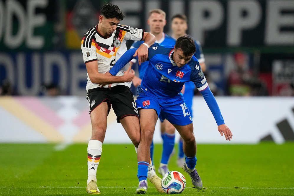Jerman vs Slovakia: Kenapa Aleksandar Pavlovic Ditarik Keluar, Cedera?