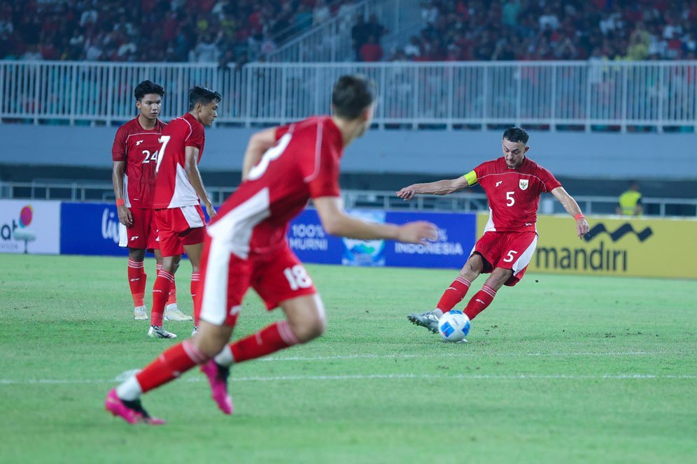 Indra Sjafri Ungkap Alasan Pilih Ivar Jenner Jadi Kapten Saat Timnas Indonesia U-22 Kalah 0-3 dari Mali Indra Sjafri Ungkap Alasan Pilih Ivar Jenner Jadi Kapten Saat Timnas Indonesia U-22 Kalah 0-3 dari Mali