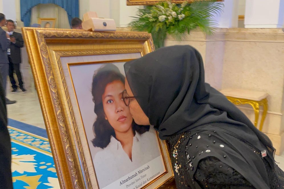 Tangis Adik Marsinah Pecah di Istana Negara, Cium Foto Sang Kakak Usai Ditetapkan Jadi Pahlawan Nasional
