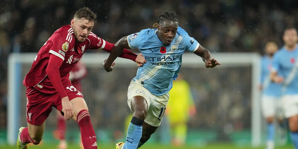 Kemenangan Manchester City 3–0 atas Liverpool di Etihad tak hanya menegaskan dominasi tim Pep Guardiola, tetapi juga memperlihatkan betapa terbukanya sisi kanan pertahanan The Reds.

#manchestercity  #LiverpoolFC