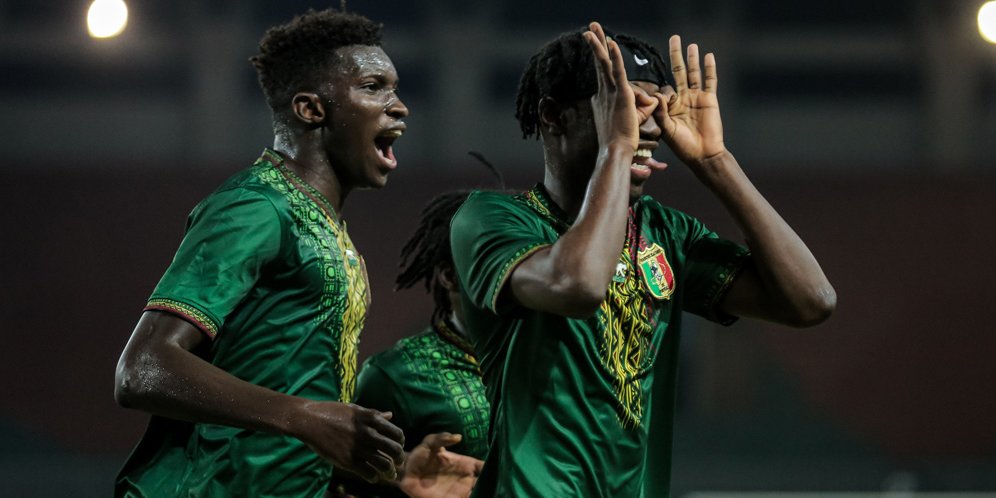 Sekou Kone (kanan) merayakan golnya ke gawang Timnas Indonesia U-22, Selasa (18/11/2025) (c) Bola.net/Bagaskara Lazuardi