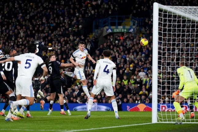 Leeds Menekan Chelsea Sejak Awal Leeds Menekan Chelsea Sejak Awal