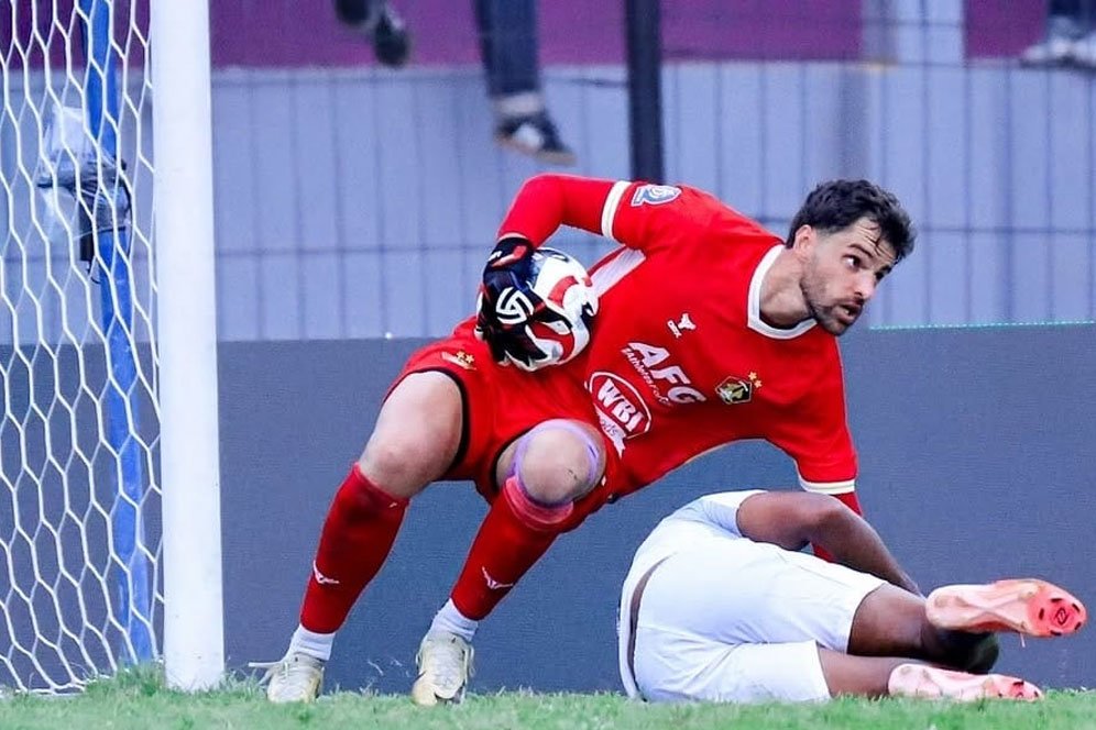 Aksi Heroik Leo Navacchio: Dari 'Triple Save' hingga Jadi Bintang BRI Super League Aksi Heroik Leo Navacchio: Dari 'Triple Save' hingga Jadi Bintang BRI Super League
