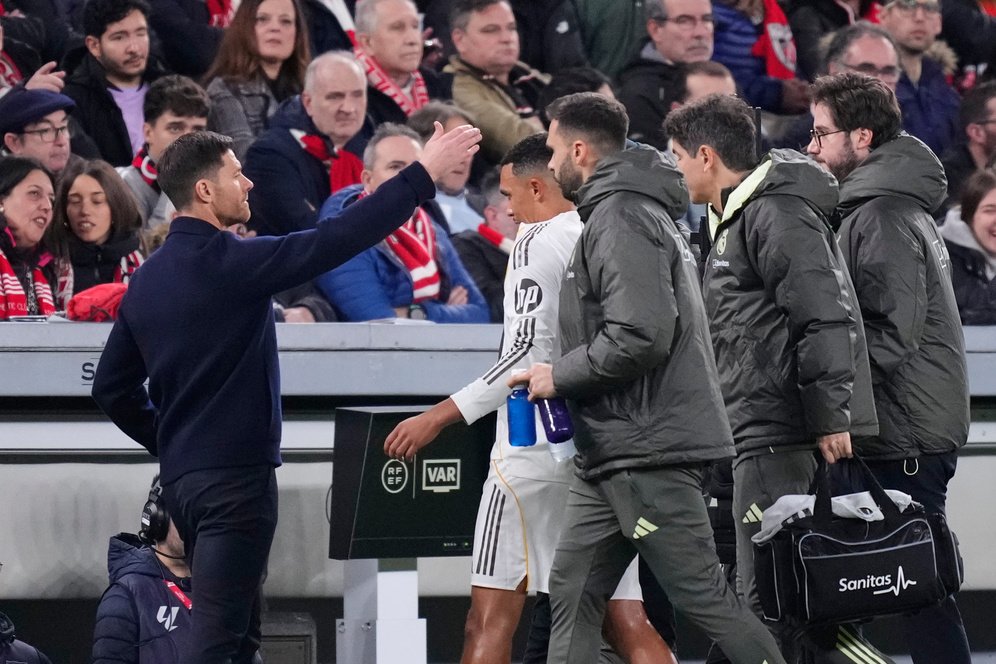 Momen Magis Berujung Tragis: Trent Alexander-Arnold Tumbang Lagi Usai Beri Assist Kelas Dunia Momen Magis Berujung Tragis: Trent Alexander-Arnold Tumbang Lagi Usai Beri Assist Kelas Dunia