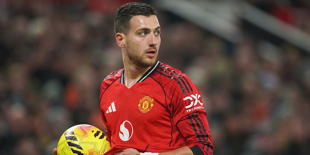 Pemain belakang Manchester United, Diogo Dalot saat beraksi di laga melawan West Ham. (c) AP Photo/Ian Hodgson