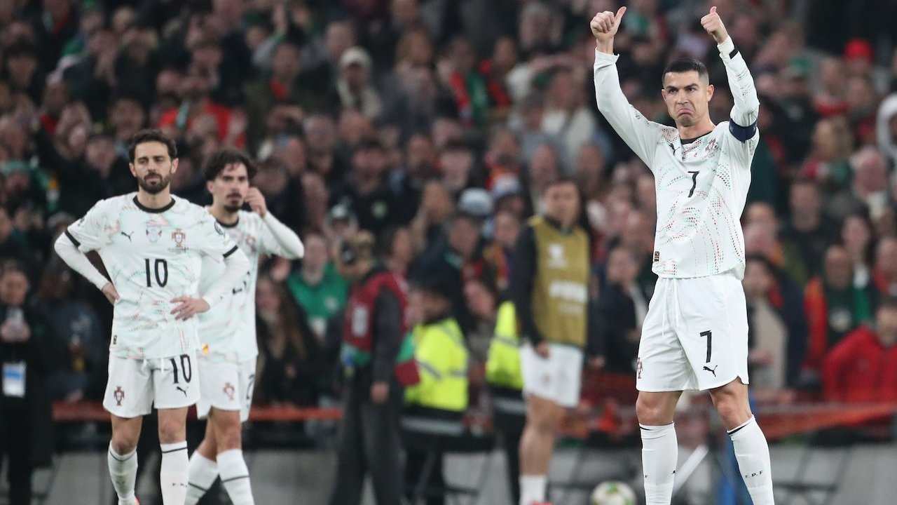 Video: Menyamar Jadi Gelandangan, Ronaldo Pamer Skill di Jalanan